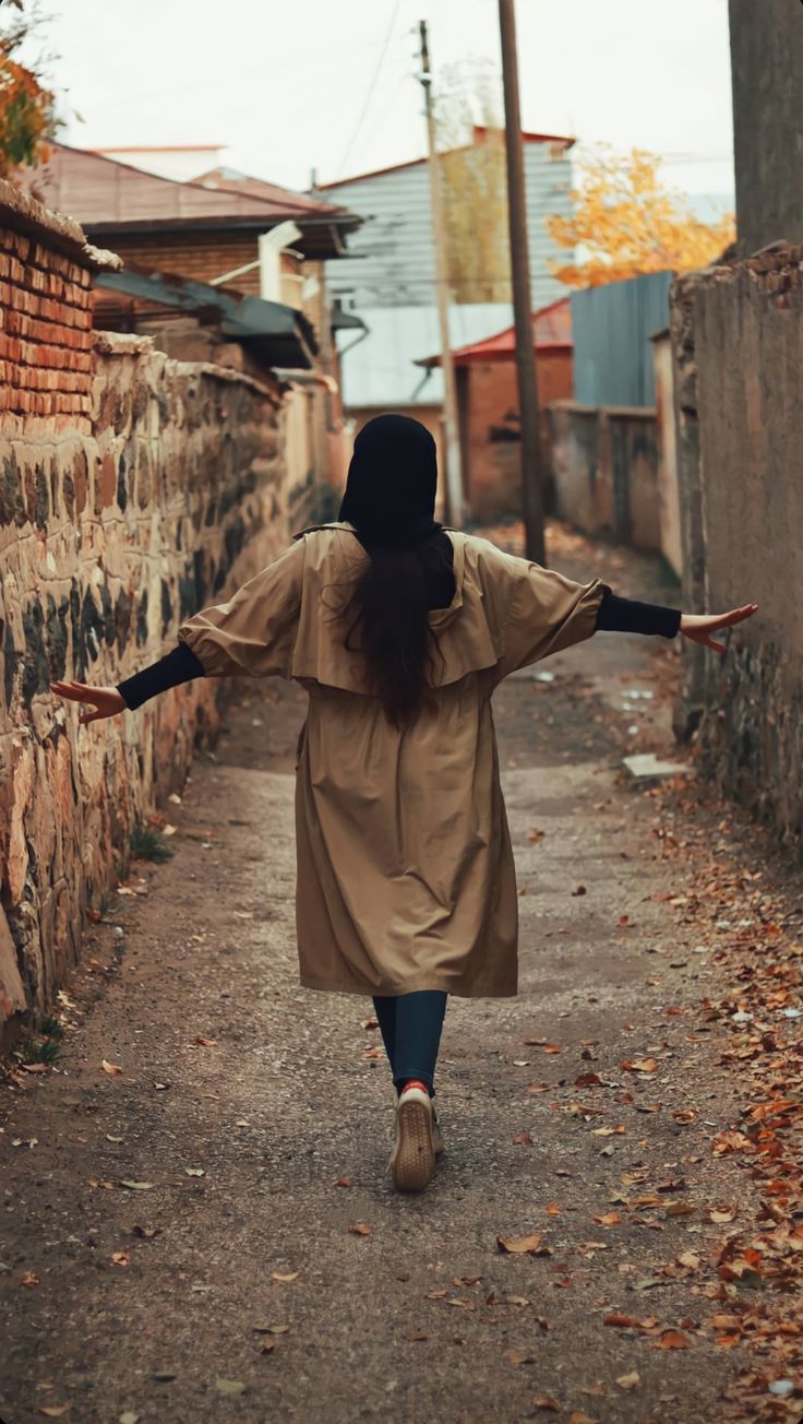 69 عکس دختر از پشت سر با مانتو برای پروفایل