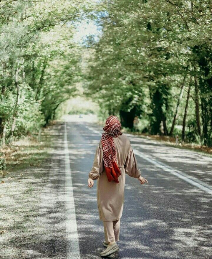 69 عکس دختر از پشت سر با مانتو برای پروفایل