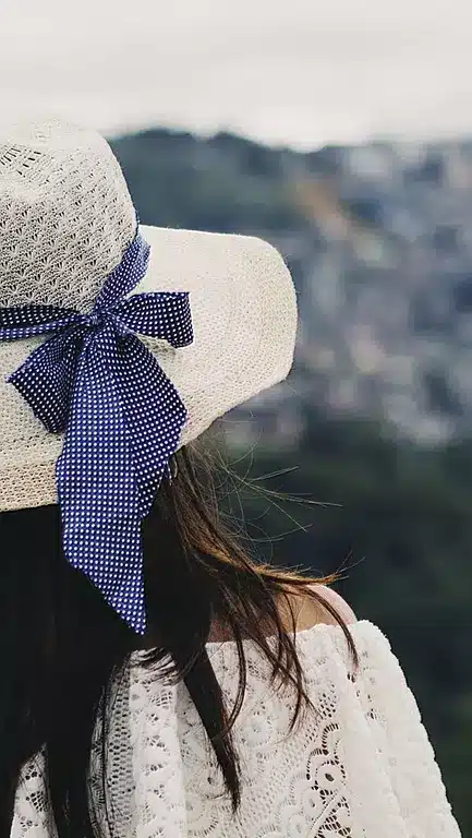 عکس دختر از پشت سر با کلاه برای پروفایل