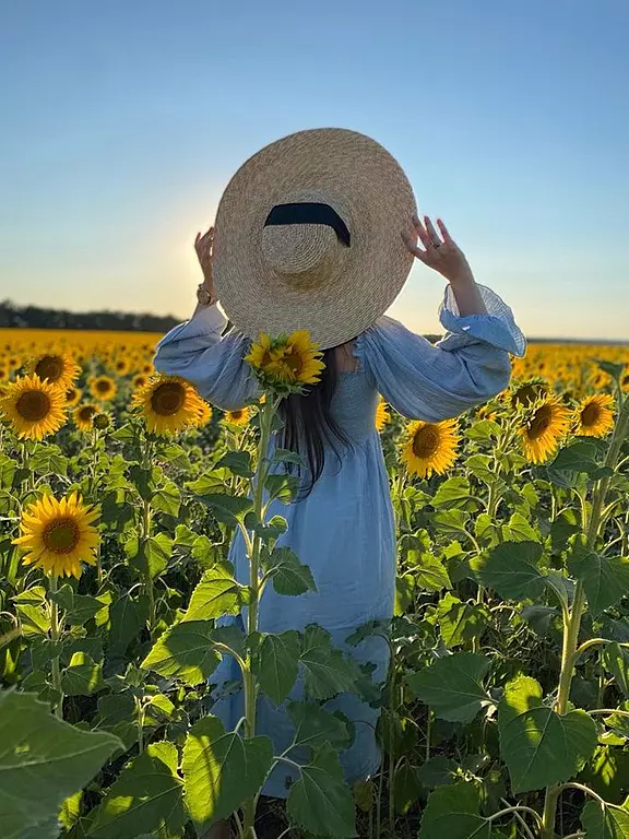 عکس دختر از پشت سر با کلاه برای پروفایل
