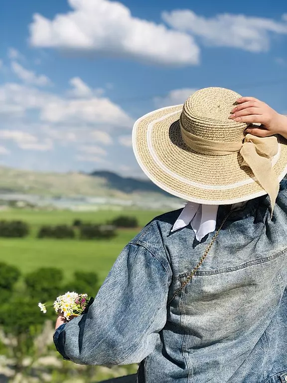 عکس دختر از پشت سر با کلاه برای پروفایل