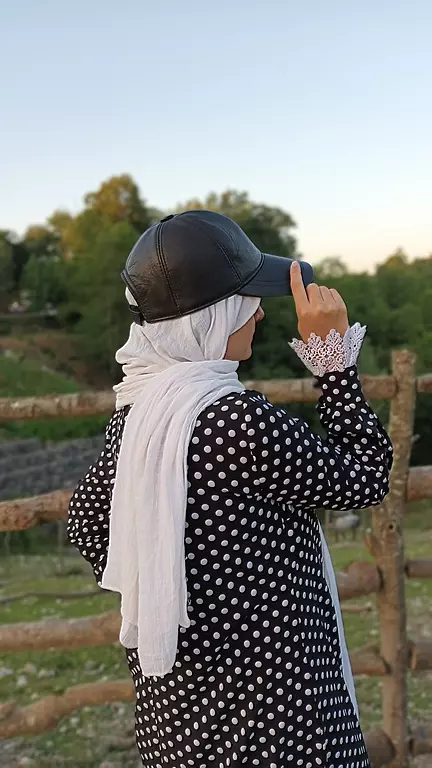 عکس دختر از پشت سر با کلاه برای پروفایل