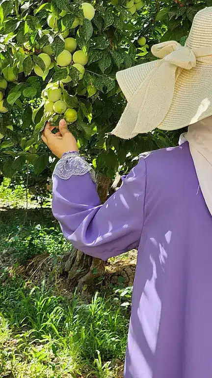 عکس دختر از پشت سر با کلاه برای پروفایل