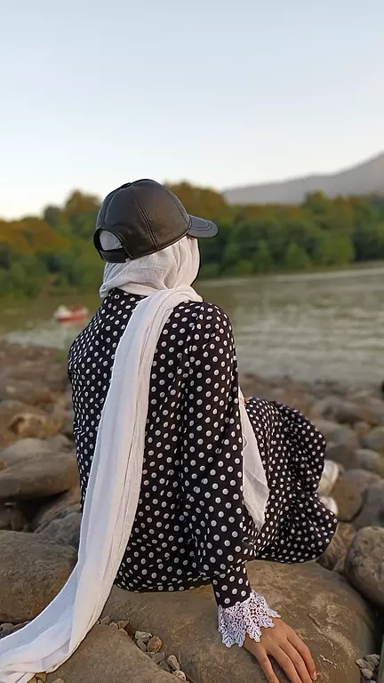عکس دختر از پشت سر با کلاه برای پروفایل