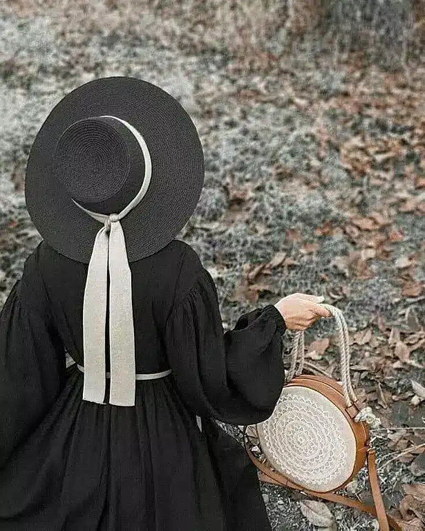 عکس دختر از پشت سر با کلاه برای پروفایل
