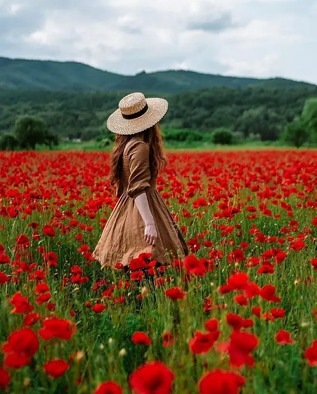 عکس دختر از پشت سر با کلاه برای پروفایل