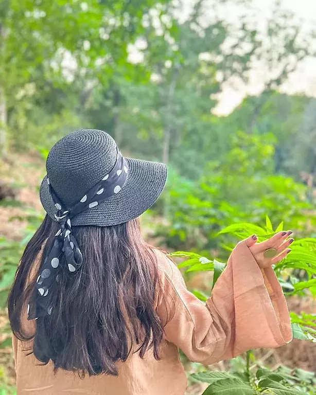 عکس دختر از پشت سر با کلاه برای پروفایل