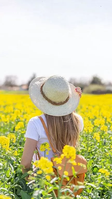 عکس دختر از پشت سر با کلاه برای پروفایل