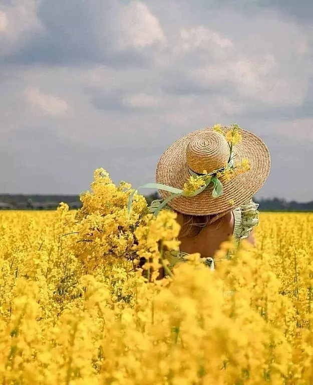 عکس دختر از پشت سر با کلاه برای پروفایل