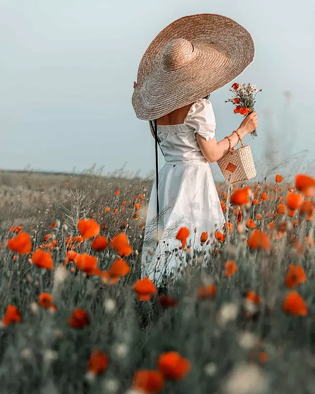 عکس دختر از پشت سر با کلاه برای پروفایل