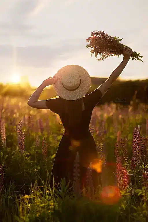عکس دختر از پشت سر با کلاه برای پروفایل