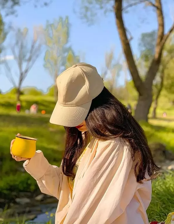 عکس دختر از پشت سر با کلاه برای پروفایل