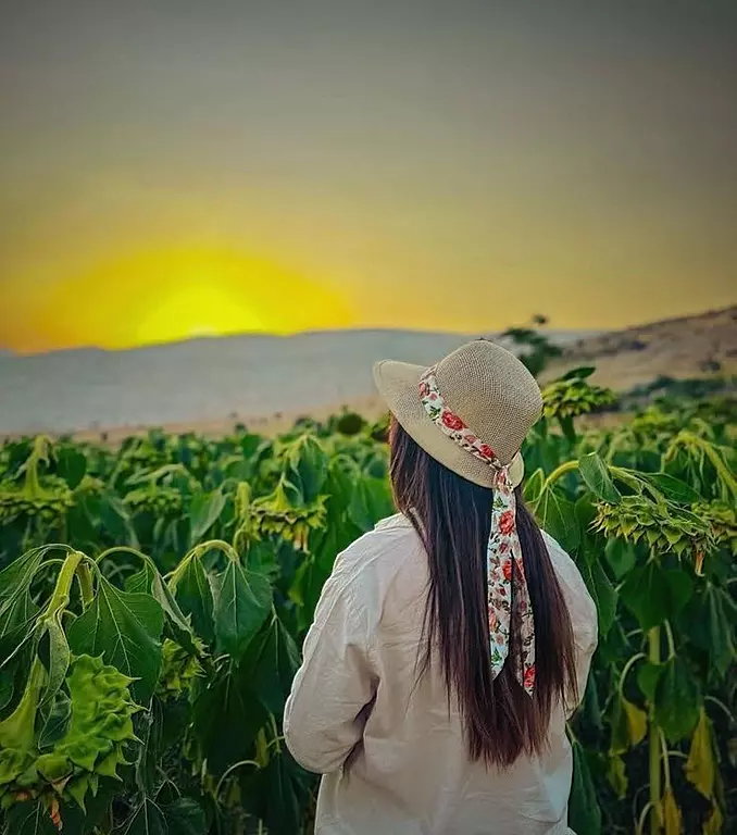 عکس دختر از پشت سر با کلاه برای پروفایل