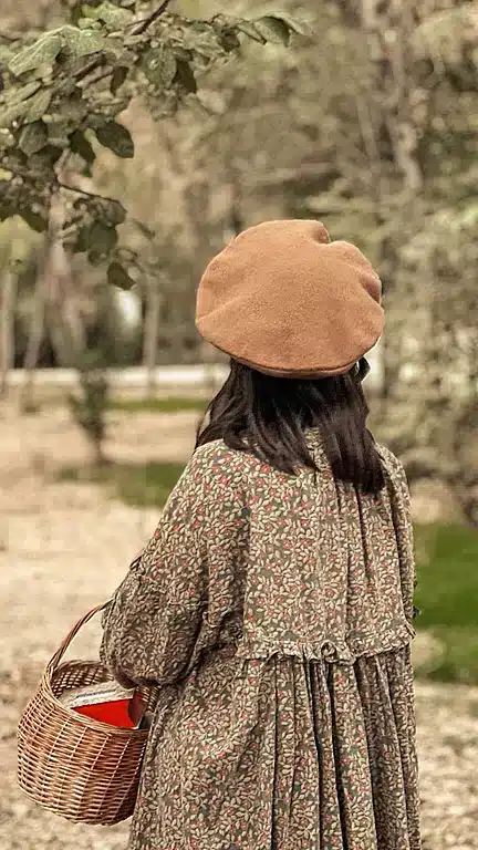 عکس دختر از پشت سر با کلاه برای پروفایل