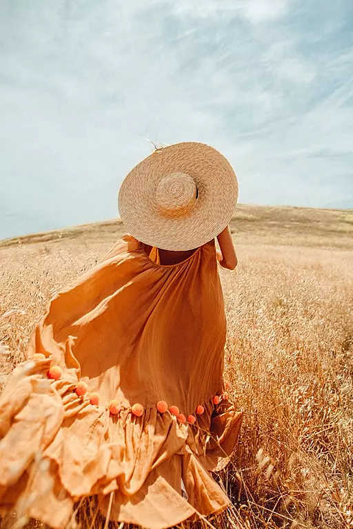 عکس دختر از پشت سر با کلاه برای پروفایل