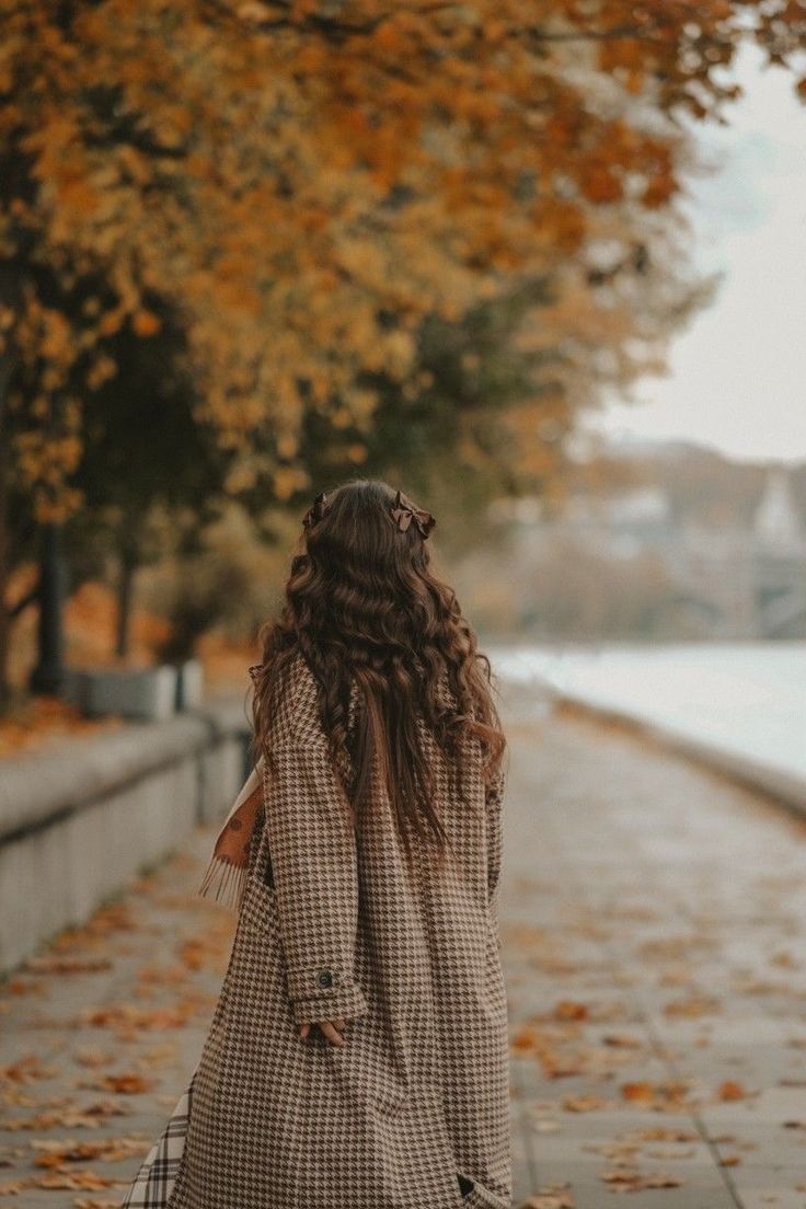 69 عکس دختر از پشت سر با مانتو برای پروفایل