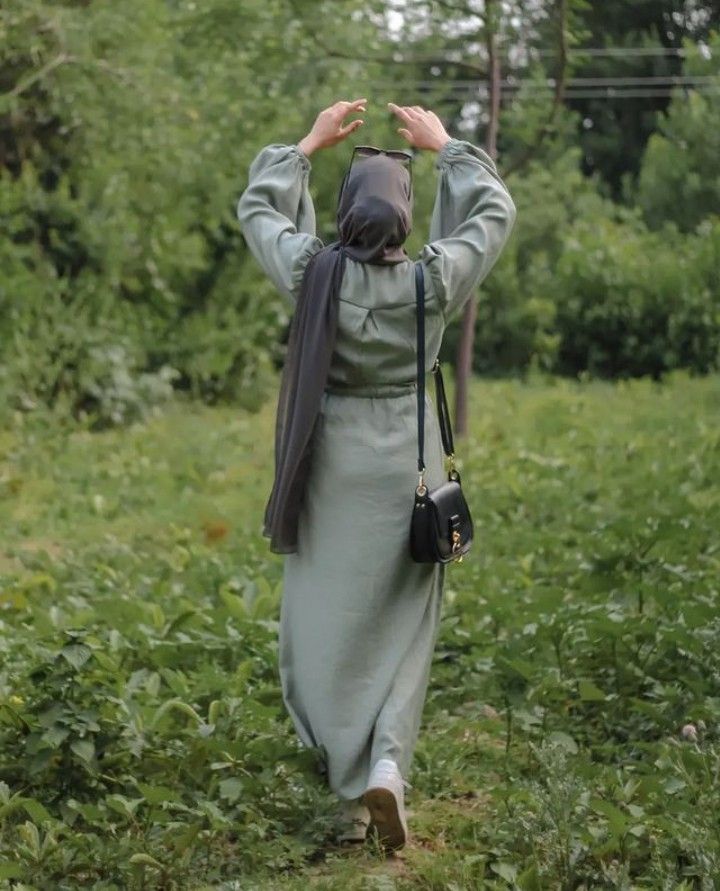 69 عکس دختر از پشت سر با مانتو برای پروفایل