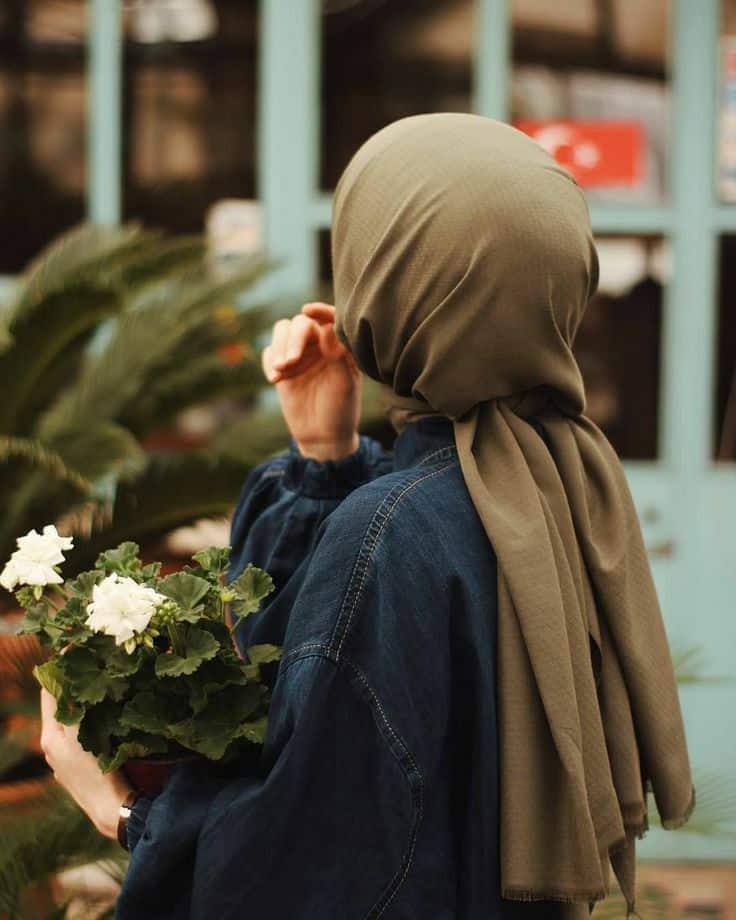 69 عکس دختر از پشت سر با مانتو برای پروفایل