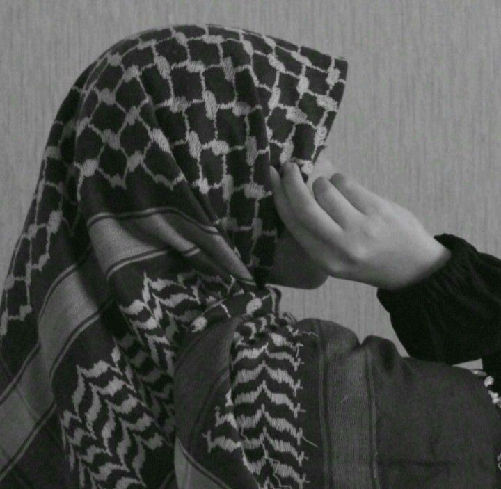 عکس پروفایل دختر عربی با چفیه قرمز و سفید