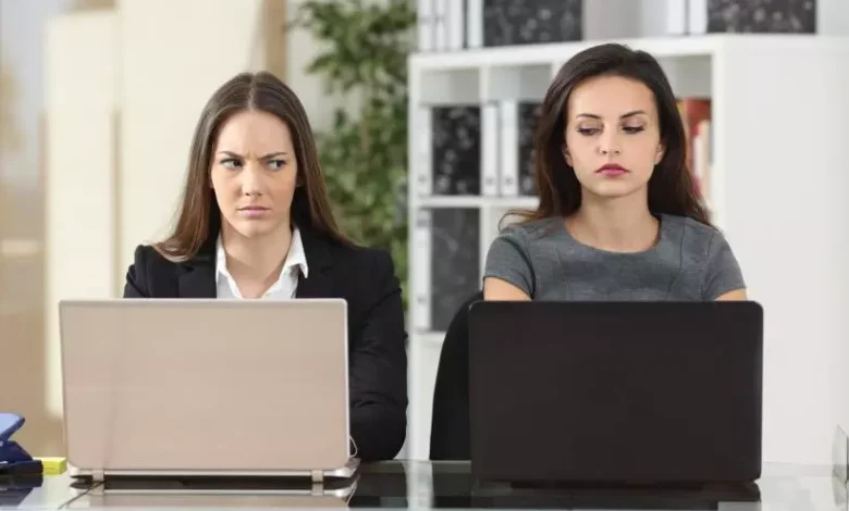 با همکار حسود چگونه برخورد کنیم؟