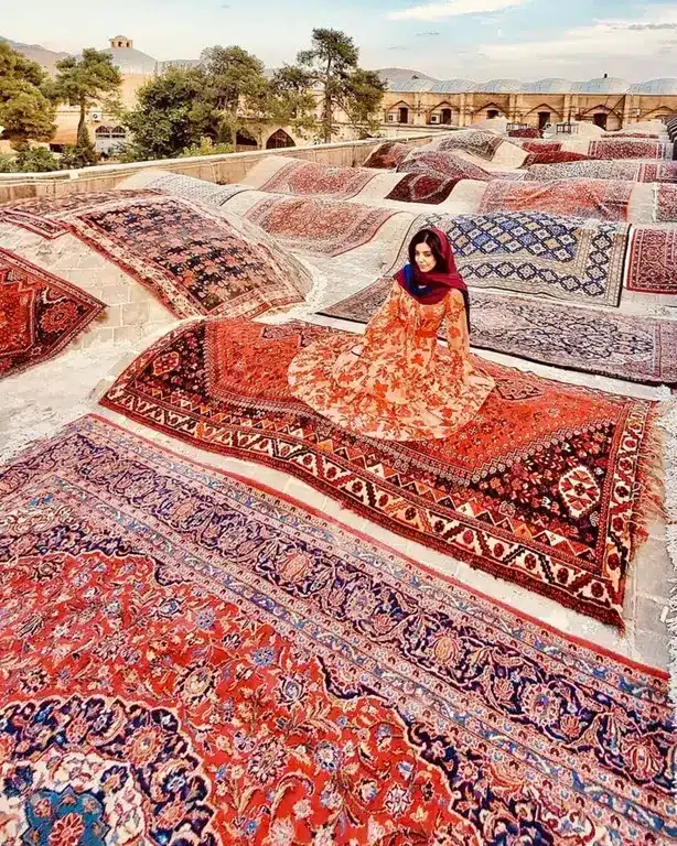 عکس دختر با فرش ایرانی 1