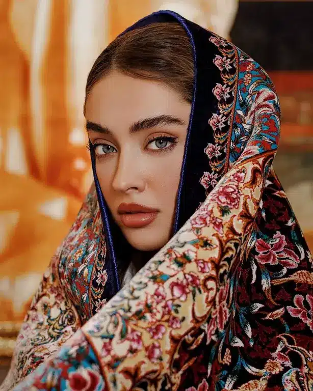 عکس دختر با فرش ایرانی 18