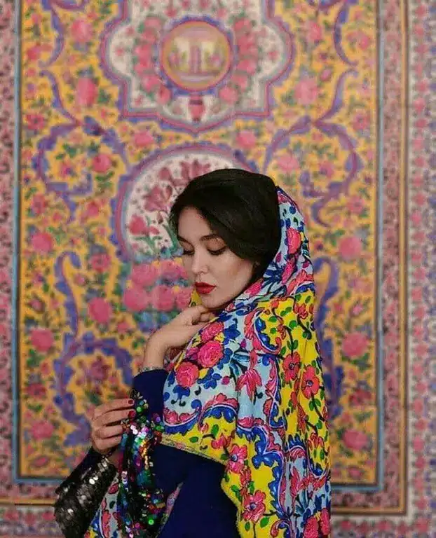 عکس دختر با فرش ایرانی 19