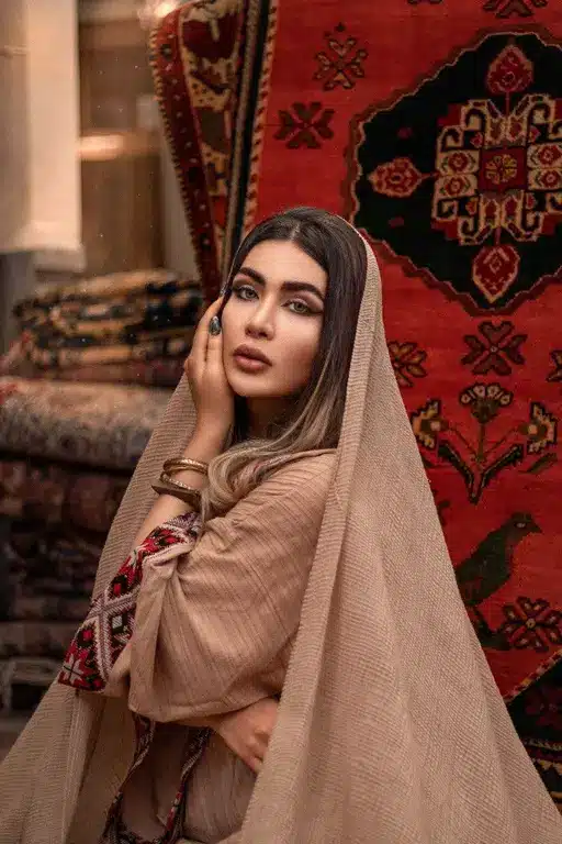 عکس دختر با فرش ایرانی 26