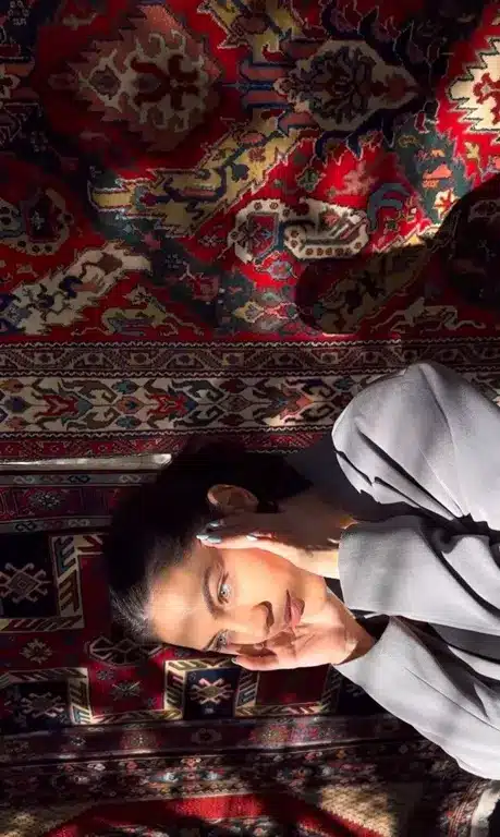 عکس دختر با فرش ایرانی 27