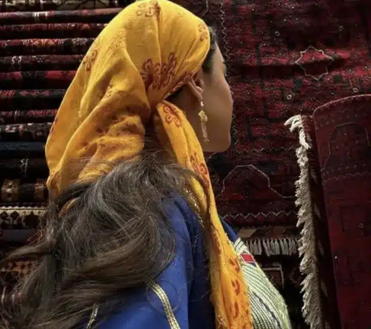 عکس دختر با فرش ایرانی 28