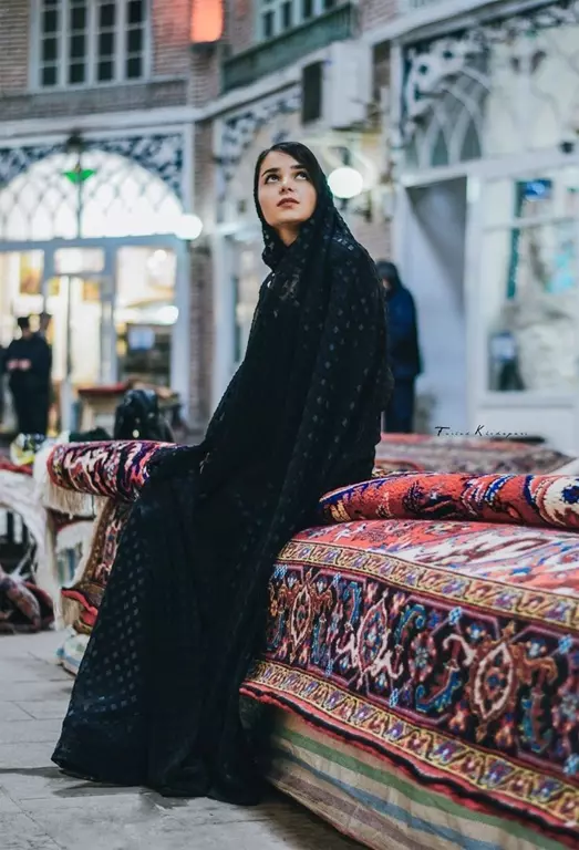 عکس دختر با فرش ایرانی 30