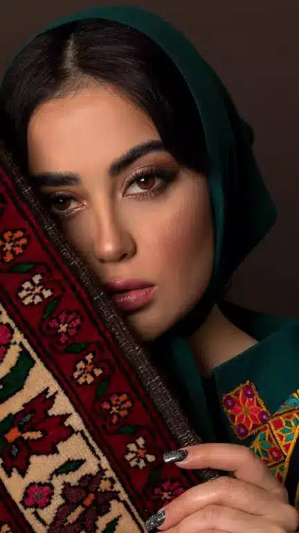 عکس دختر با فرش ایرانی 35