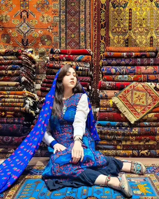عکس دختر با فرش ایرانی 4
