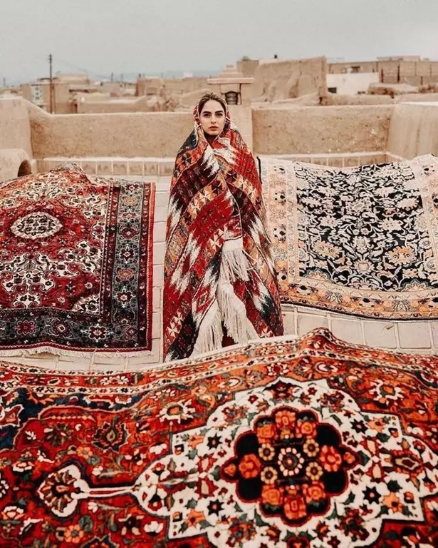 عکس دختر با فرش ایرانی 8