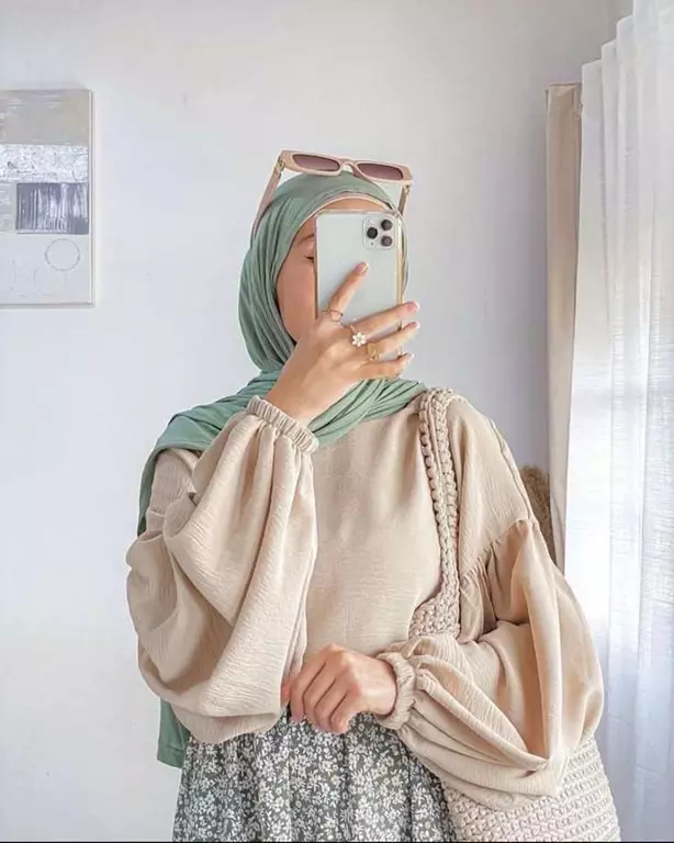 عکس دختر با گوشی آیفون 13، 14، 15، 16 پرو مکس 18