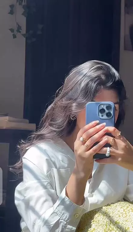 عکس دختر با گوشی آیفون 13، 14، 15، 16 پرو مکس 35