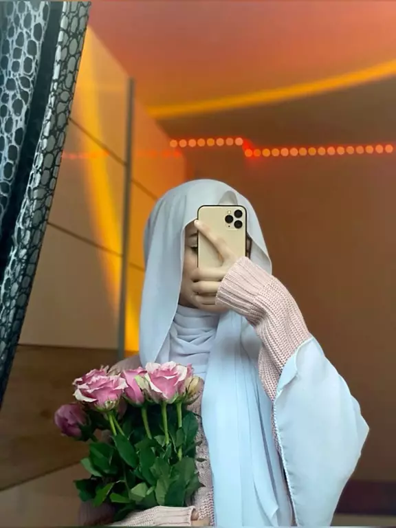 عکس دختر با گوشی آیفون 13، 14، 15، 16 پرو مکس 36