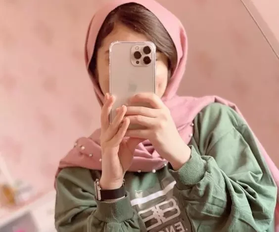عکس دختر با گوشی آیفون 13، 14، 15، 16 پرو مکس