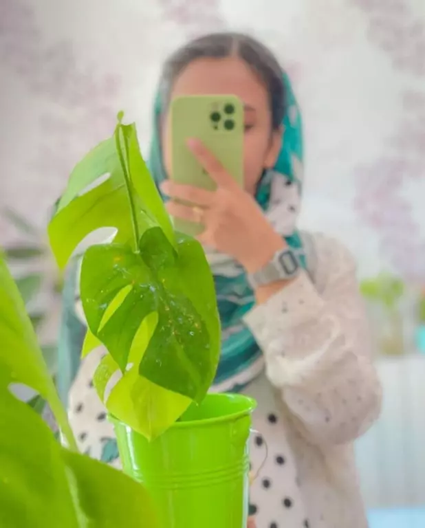 عکس دختر با گوشی آیفون 13، 14، 15، 16 پرو مکس 70