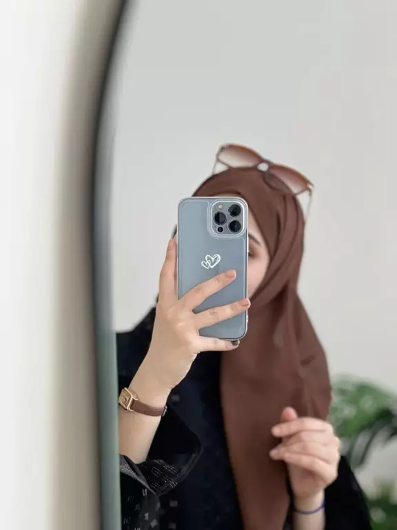 عکس دختر با گوشی آیفون 13، 14، 15، 16 پرو مکس 84