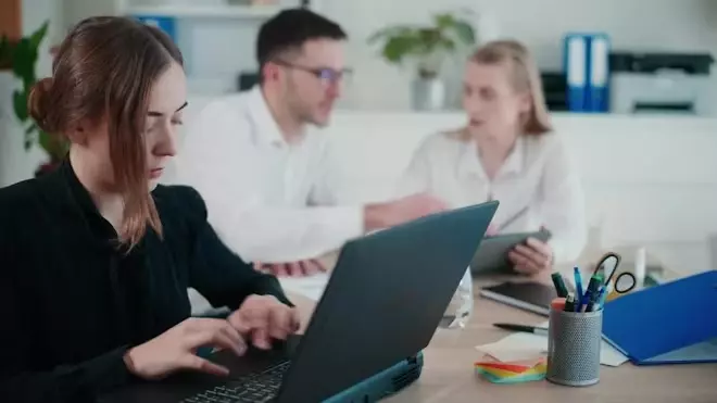 نحوه برخورد با همکار خانم و آقا در محیط کار (3) نحوه برخورد با همکار خانم و آقا در محیط کار 3