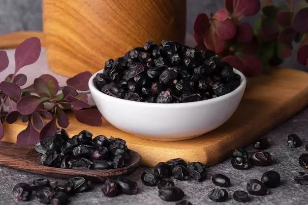 طرز تهیه آب زرشک با زرشک سیاه خشک در خانه؛ راهنمای گامبهگام