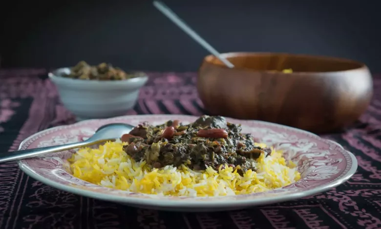 طرز تهیه قورمه سبزی مجلسی برای 10 نفر؛ با طعمی جااُفتاده