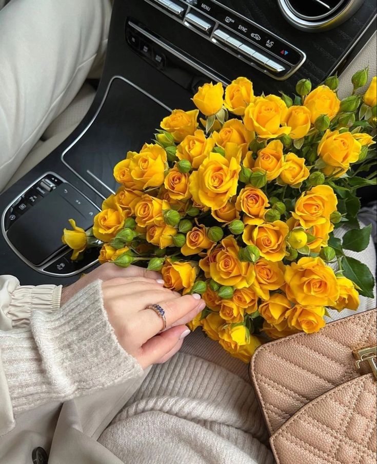 عکس دختر با گل رز زرد 12