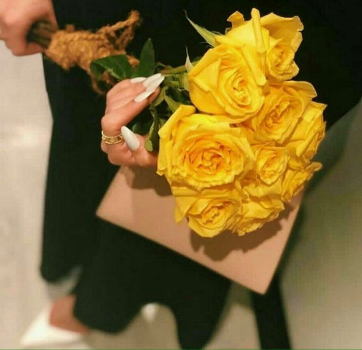 عکس دختر با گل رز زرد 15