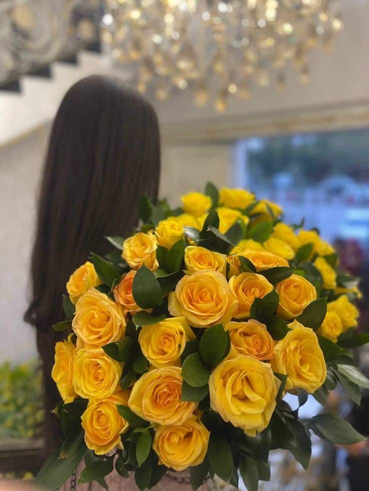 عکس دختر با گل رز زرد 17
