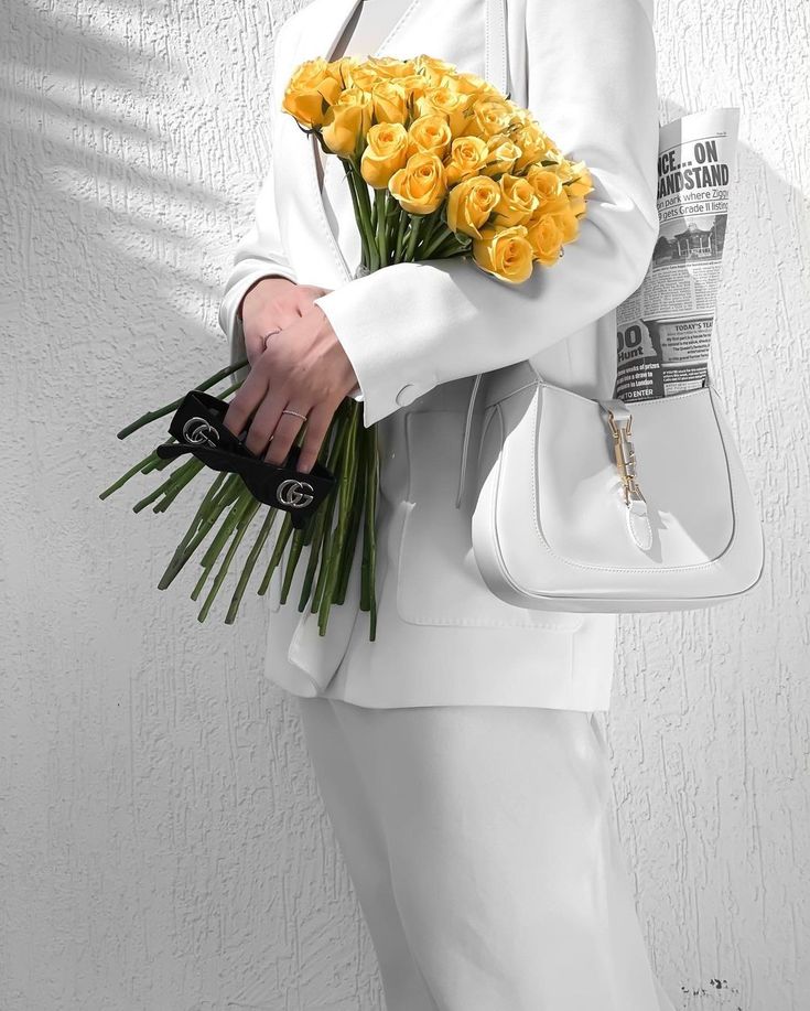 عکس دختر با گل رز زرد 23