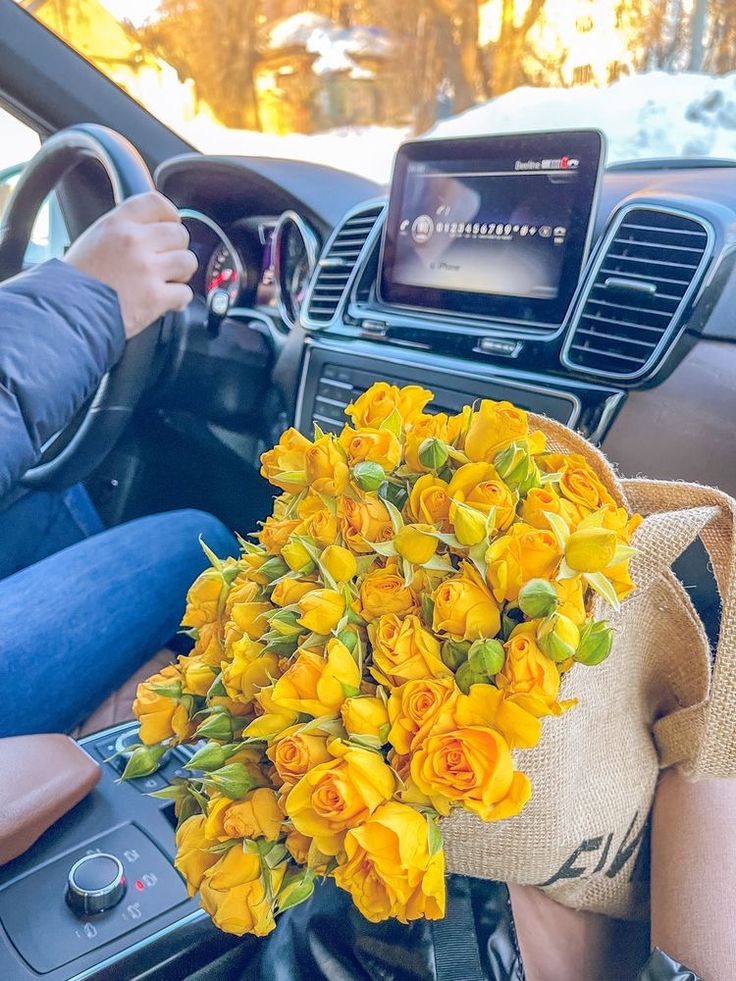 عکس دختر با گل رز زرد 25