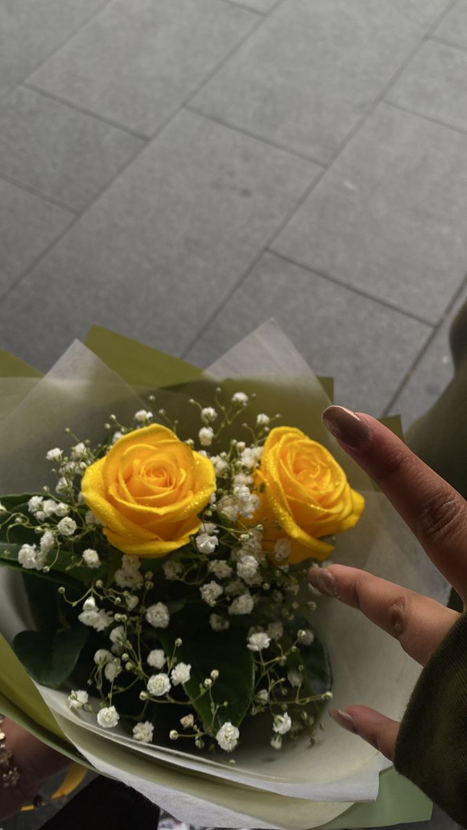 عکس دختر با گل رز زرد 33