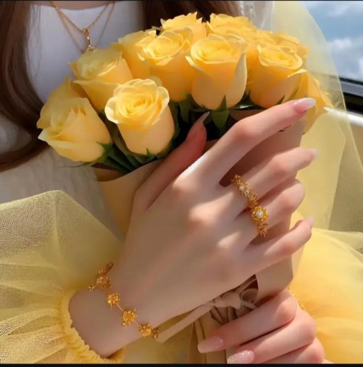 عکس دختر با گل رز زرد 4